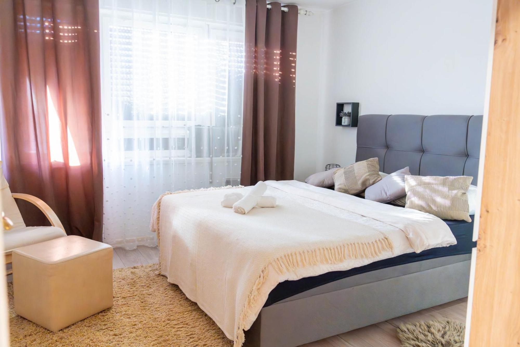Apartman Lili Knin Bagian luar foto