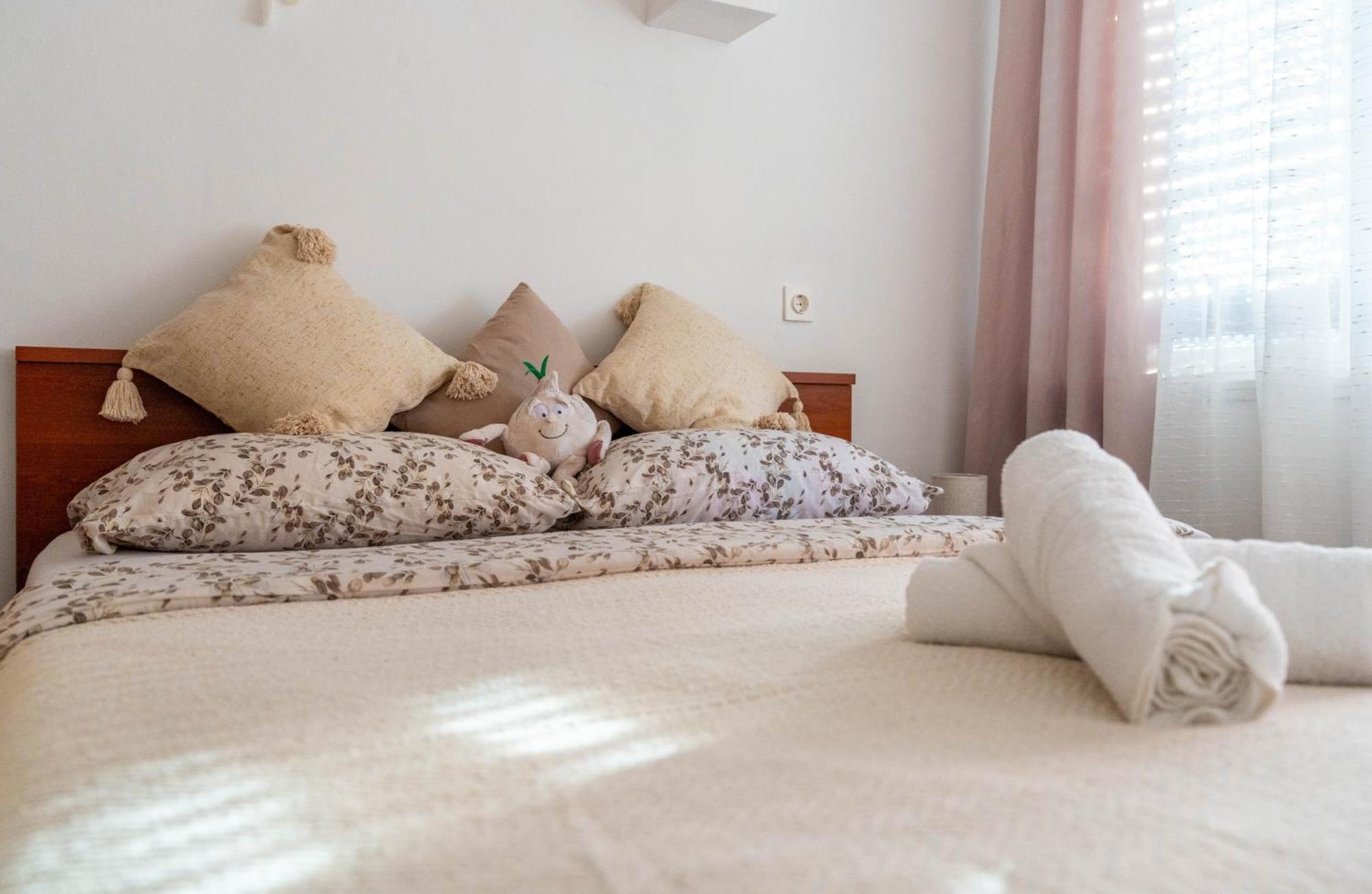 Apartman Lili Knin Bagian luar foto