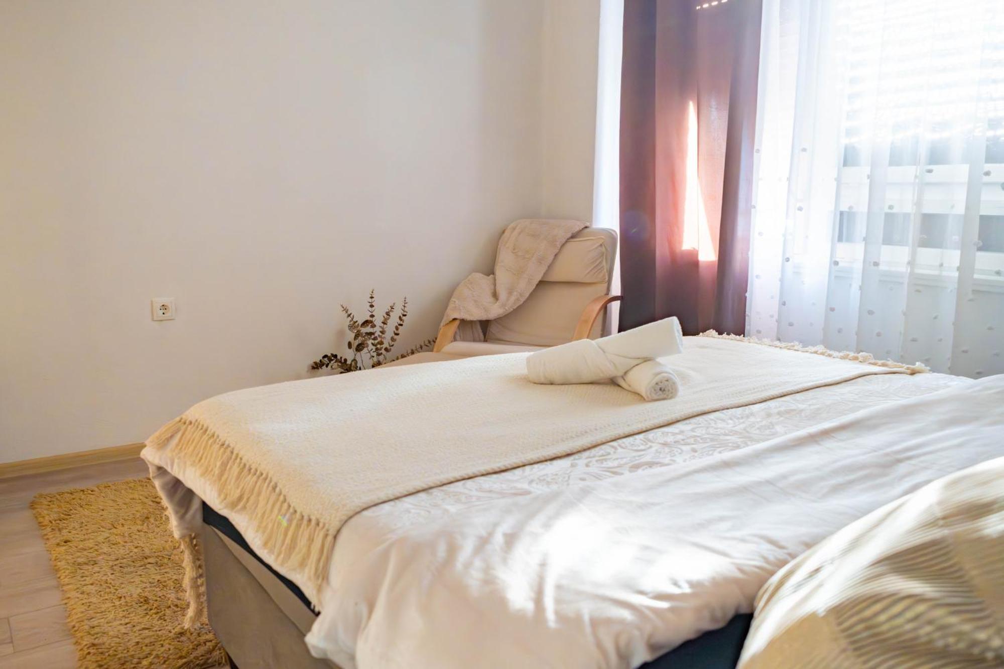 Apartman Lili Knin Bagian luar foto