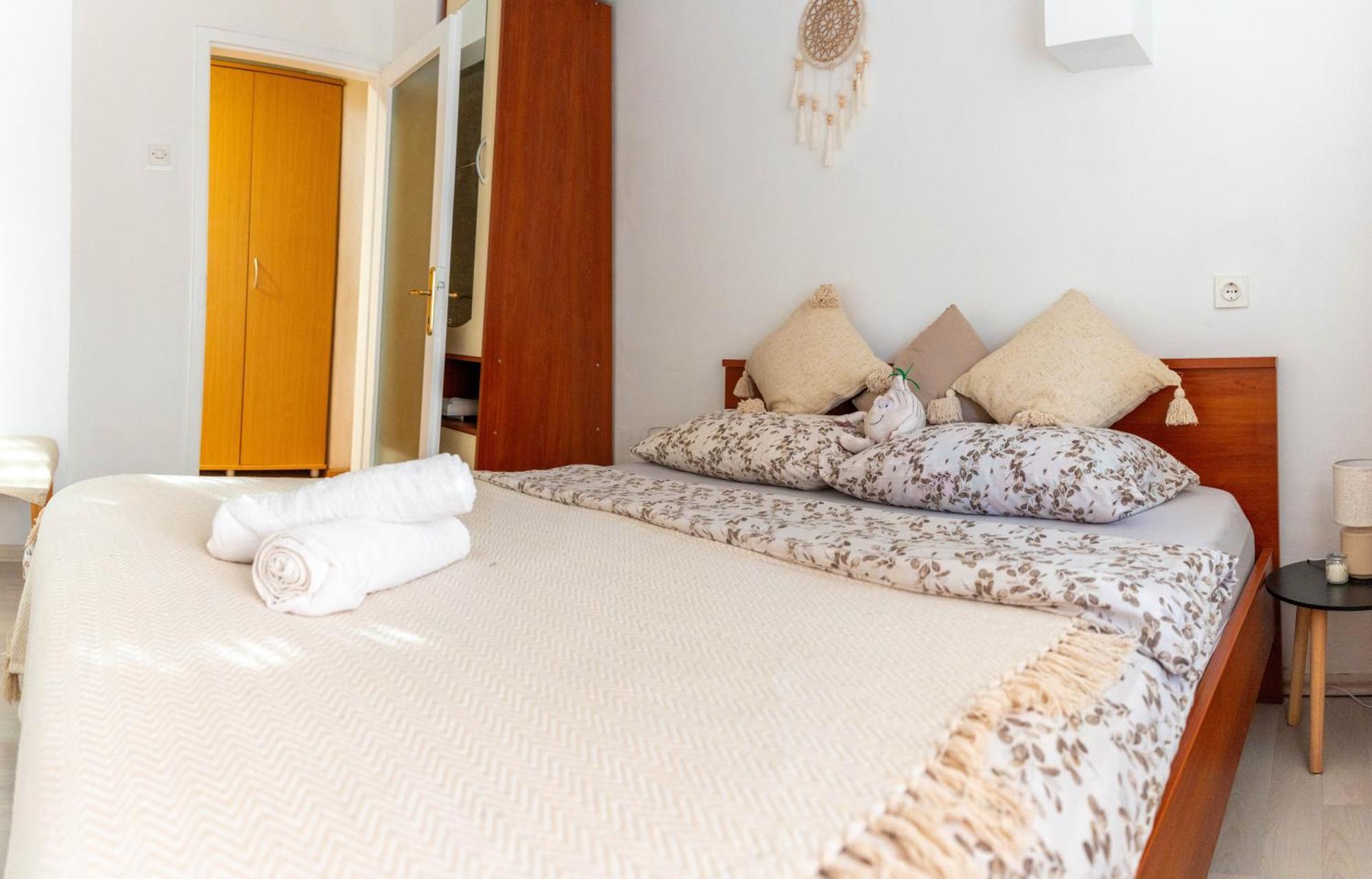 Apartman Lili Knin Bagian luar foto
