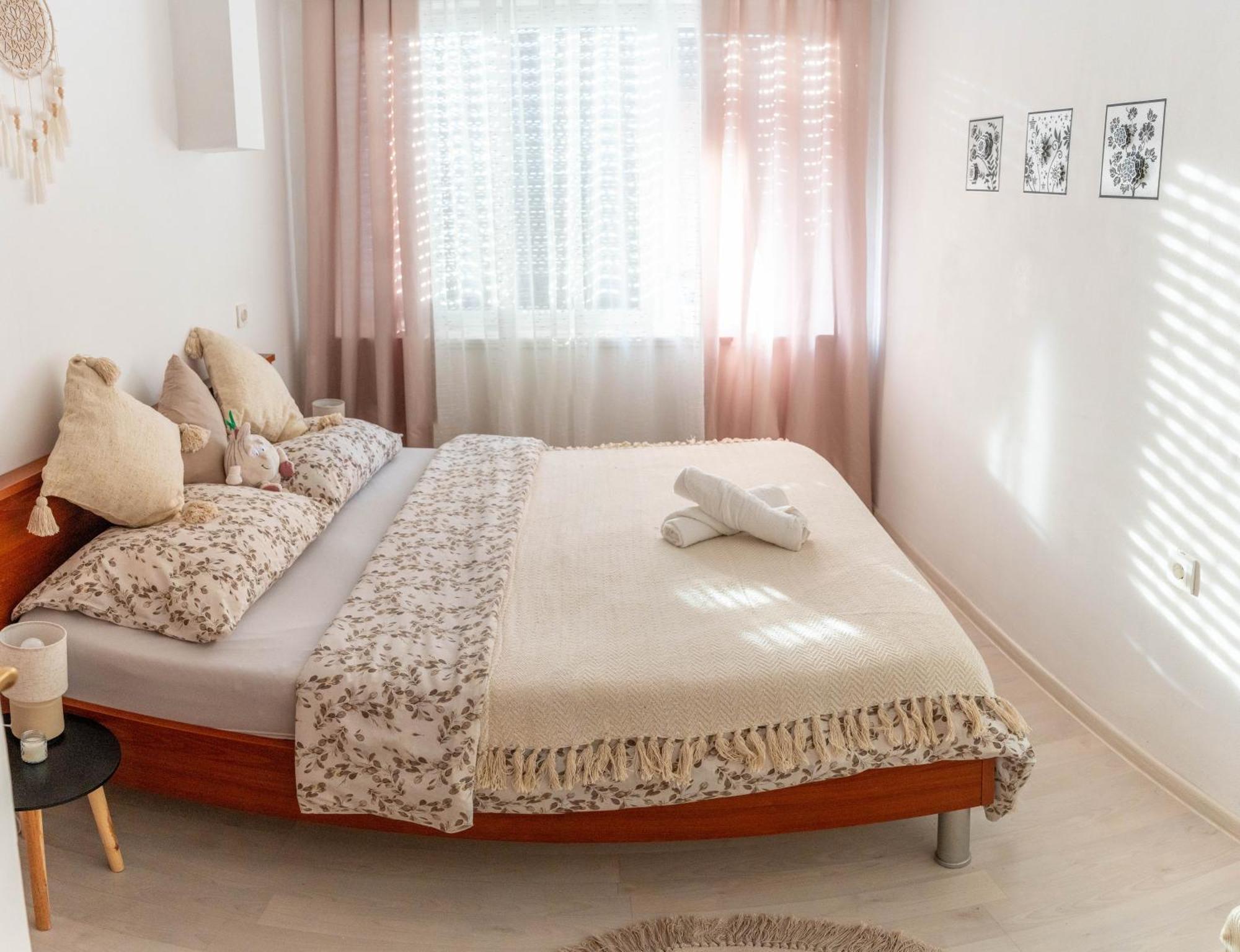 Apartman Lili Knin Bagian luar foto