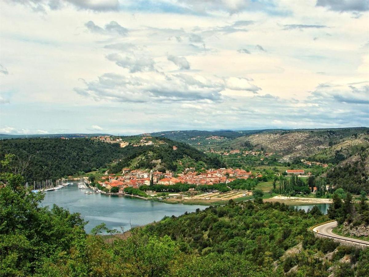 Apartman Lili Knin Bagian luar foto