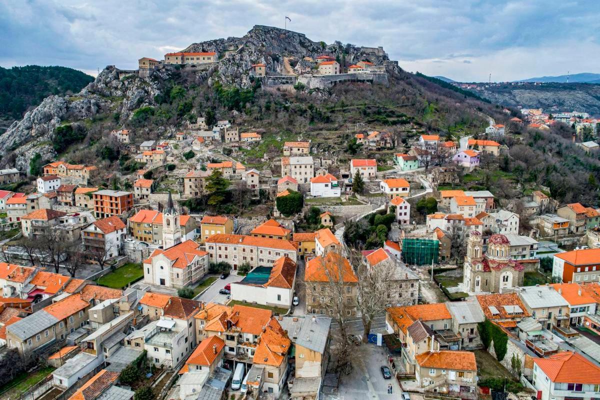 Apartman Lili Knin Bagian luar foto